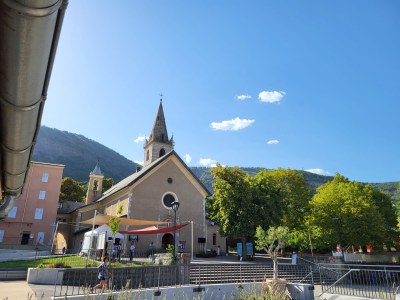4-pelerinages-du-cure-sur-le-chemin-de-marie-donnant-ses-graces-dapparition-en-france