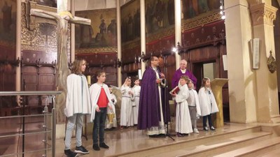 Imposition des cendres aux enfants du catéchisme pour l'entrée en Carême 