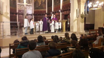Imposition des cendres aux enfants du catéchisme pour l'entrée en Carême 