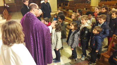 Imposition des cendres aux enfants du catéchisme pour l'entrée en Carême 