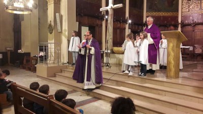 Imposition des cendres aux enfants du catéchisme pour l'entrée en Carême 