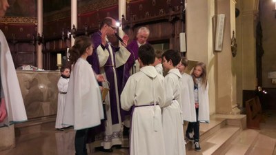 Imposition des cendres aux enfants du catéchisme pour l'entrée en Carême 
