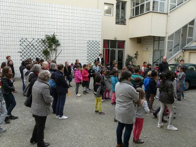 Oeuf de Pâques de 8 kg offert aux enfants du catéchisme