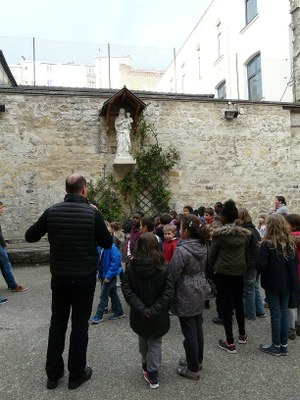 Oeuf de Pâques de 8 kg offert aux enfants du catéchisme
