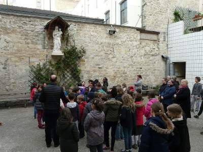 Oeuf de Pâques de 8 kg offert aux enfants du catéchisme