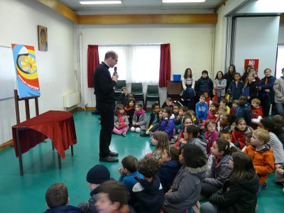 Oeuf de Pâques de 8 kg offert aux enfants du catéchisme