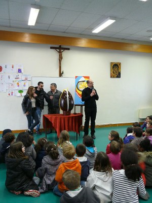 Oeuf de Pâques de 8 kg offert aux enfants du catéchisme