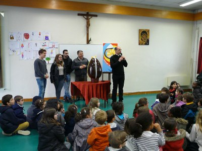 Oeuf de Pâques de 8 kg offert aux enfants du catéchisme