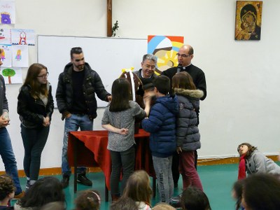 Oeuf de Pâques de 8 kg offert aux enfants du catéchisme