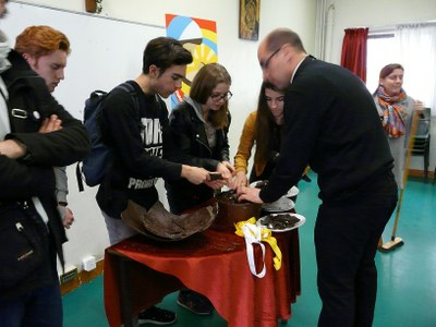 Oeuf de Pâques de 8 kg offert aux enfants du catéchisme