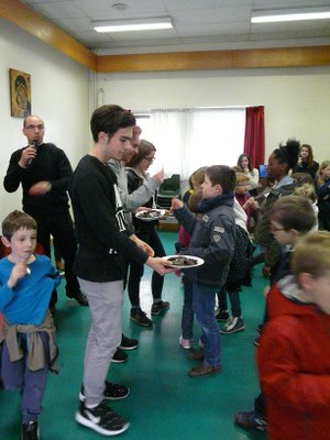 Oeuf de Pâques de 8 kg offert aux enfants du catéchisme
