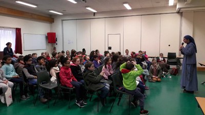 Témoignage de soeur Heloise de la communauté de l'Agneau aux enfants du catéchisme et de l'aumônier