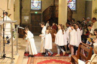 Servantes de l'assemblée à la messe du 22 mai
