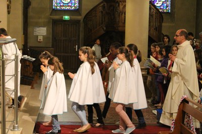 Servantes de l'assemblée à la messe du 22 mai