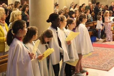 Servantes de l'assemblée à la messe du 22 mai