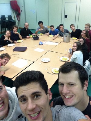 Film et pasta pesto à l'aumônerie avec les seconds cycle