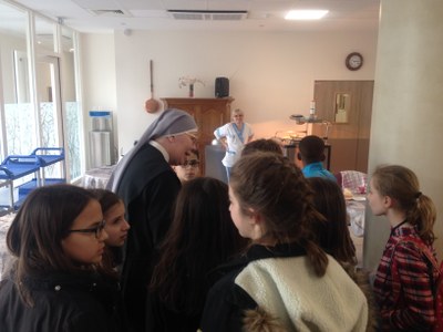 Service du dîner chez les Petites Soeurs des Pauvres