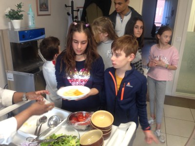 Service du dîner chez les Petites Soeurs des Pauvres