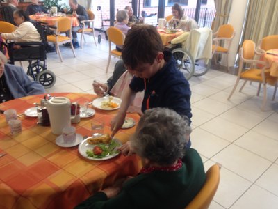 Service du dîner chez les Petites Soeurs des Pauvres