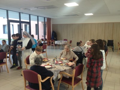 Service du dîner chez les Petites Soeurs des Pauvres