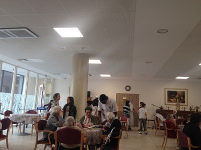 Service du dîner chez les Petites Soeurs des Pauvres