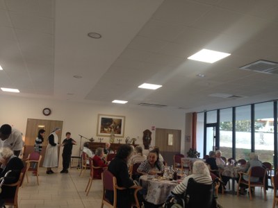 Service du dîner chez les Petites Soeurs des Pauvres
