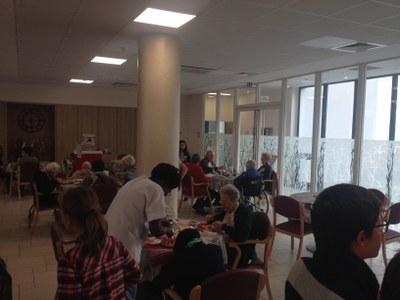 Service du dîner chez les Petites Soeurs des Pauvres