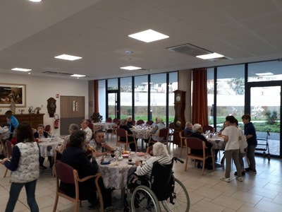 Service du dîner chez les Petites Soeurs des Pauvres