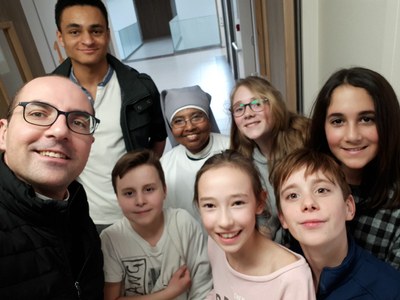 Service du dîner chez les Petites Soeurs des Pauvres