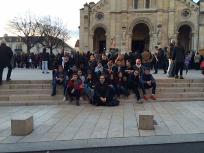 Ostension de la tunique du Christ à Argenteuil avec les seconds cycle de l'Aumônerie