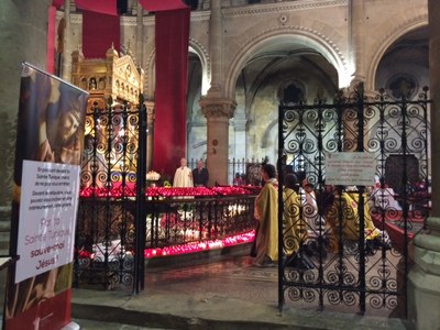 Ostension de la tunique du Christ à Argenteuil avec les seconds cycle de l'Aumônerie