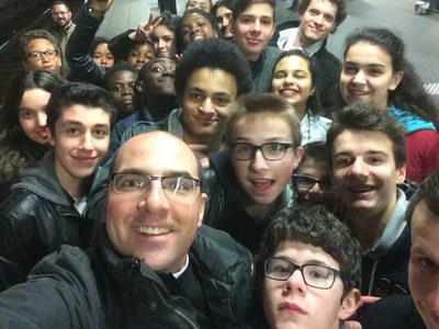 Ostension de la tunique du Christ à Argenteuil avec les seconds cycle de l'Aumônerie