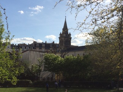 Père Bourgoin - L'église vue du jardin - Avril 2016