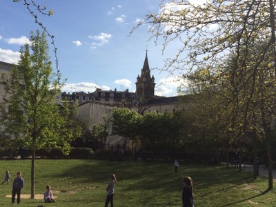 Père Bourgoin - L'église vue du jardin - Avril 2016