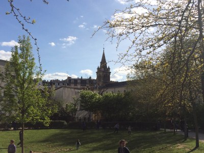 Père Bourgoin - L'église vue du jardin - Avril 2016
